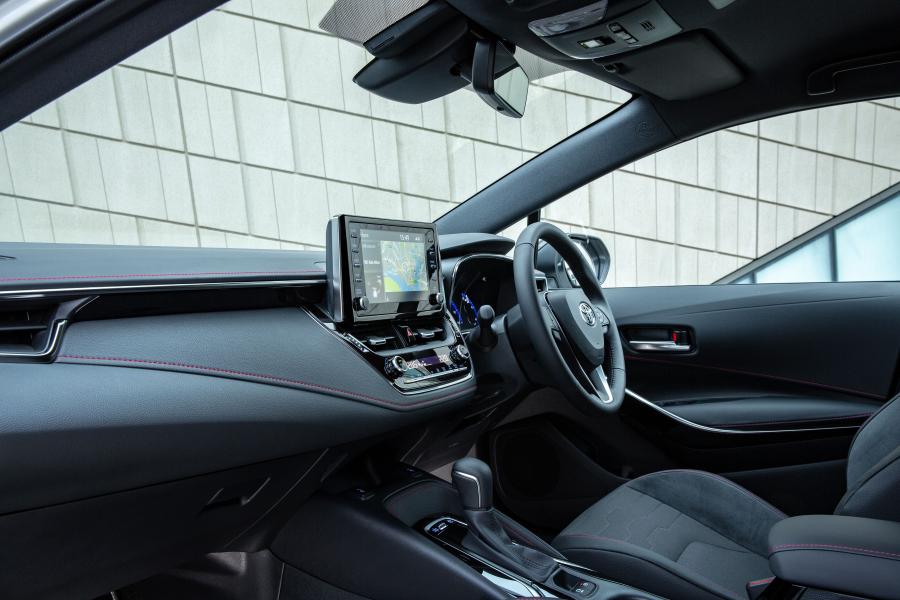 Интерьер Toyota Corolla Hybrid 2019 года  (UK) (фото 32 из 40)
